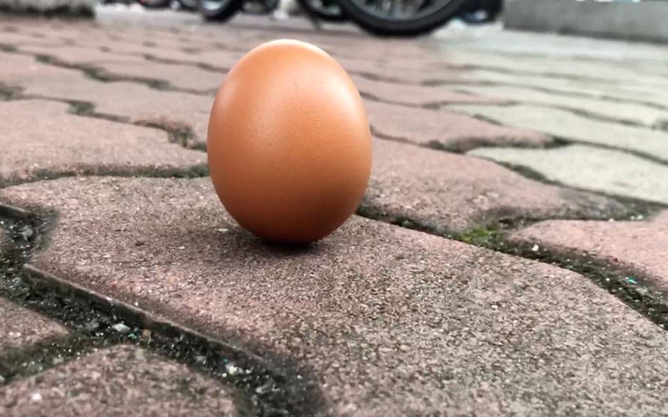 Το πείραμα του όρθιου αυγού έγινε viral ...λόγω της έκλειψης του Ηλίου - Φωτογραφία 1