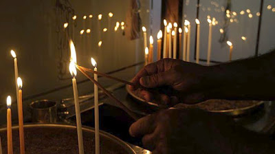 Τι συμβολίζει το άναμμα του κεριού; Για ποιο λόγο ανάβουμε κερί στην εκκλησία; - Φωτογραφία 1