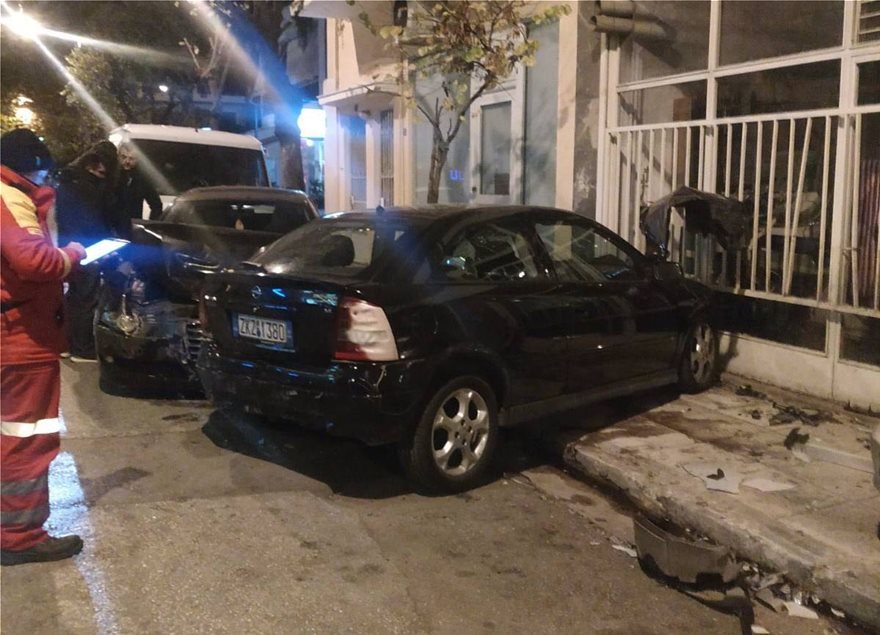 Κολωνός: Αυτοκίνητο σε τρελή πορεία παρέσυρε τρία οχήματα και καρφώθηκε σε καθαριστήριο - Φωτογραφία 3