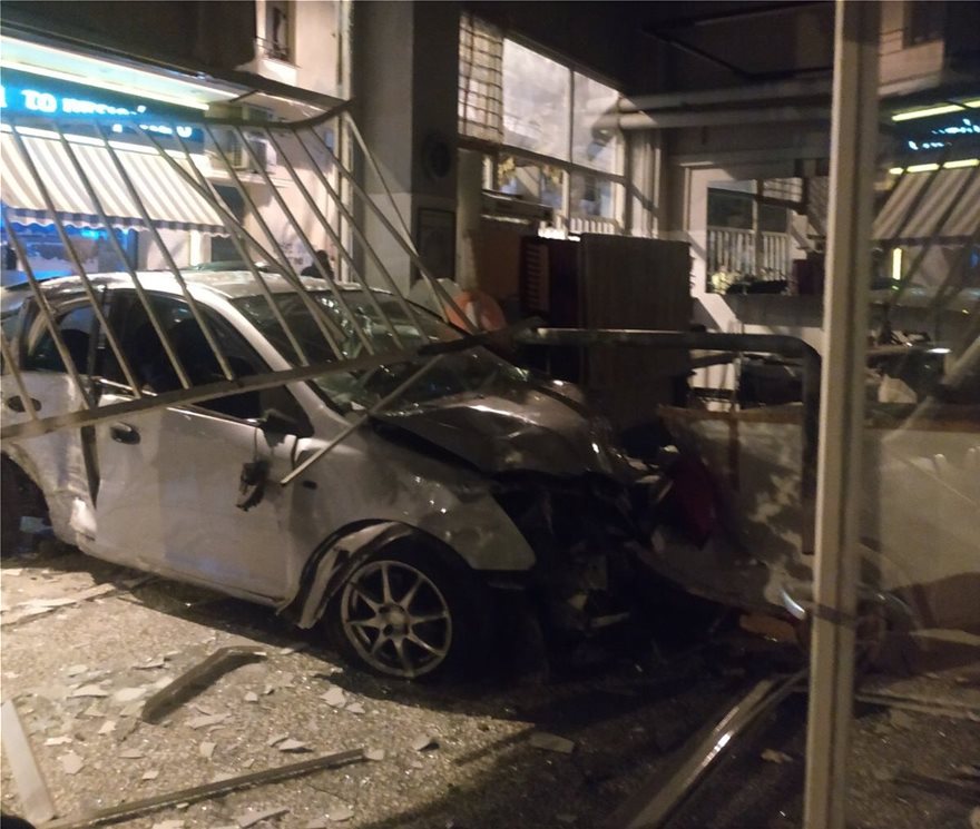 Κολωνός: Αυτοκίνητο σε τρελή πορεία παρέσυρε τρία οχήματα και καρφώθηκε σε καθαριστήριο - Φωτογραφία 4