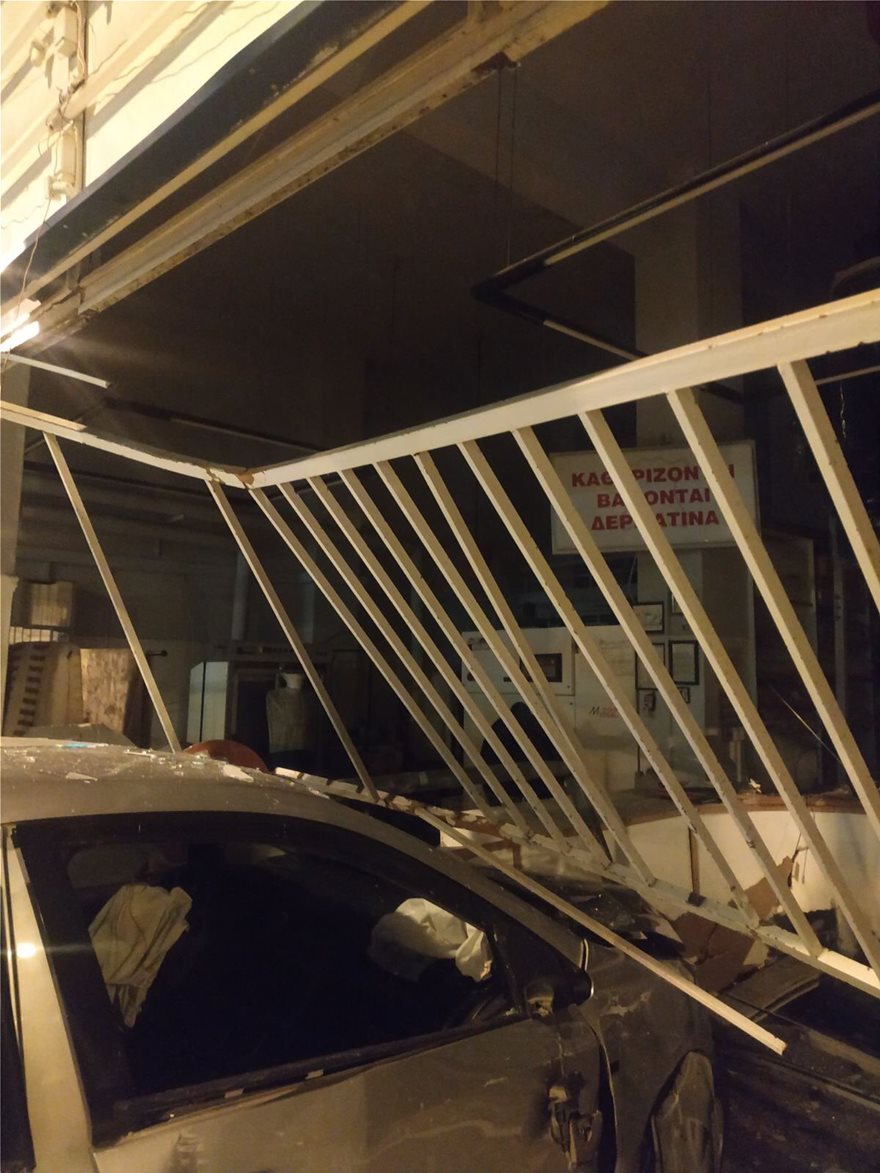Κολωνός: Αυτοκίνητο σε τρελή πορεία παρέσυρε τρία οχήματα και καρφώθηκε σε καθαριστήριο - Φωτογραφία 5