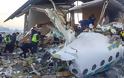 Καζακστάν: Το αεροσκάφος συνετρίβη σε διώροφο κτίριο και κόπηκε στα δύο - Εικόνες σοκ - Φωτογραφία 1