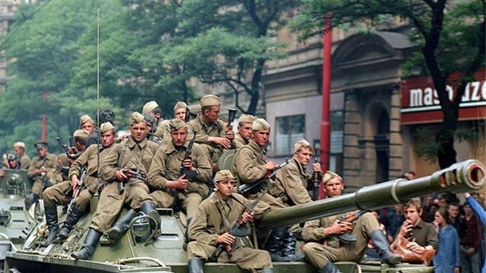 Στα μαχαίρια Μόσχα - Πράγα για τη σοβιετική εισβολή του 1968 στην Τσεχοσλοβακία - Φωτογραφία 1