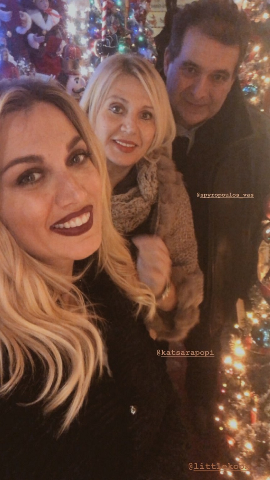 Κωνσταντίνα Σπυροπούλου: Χριστουγεννιάτικη έξοδος με τους γονείς της! [pics] - Φωτογραφία 2