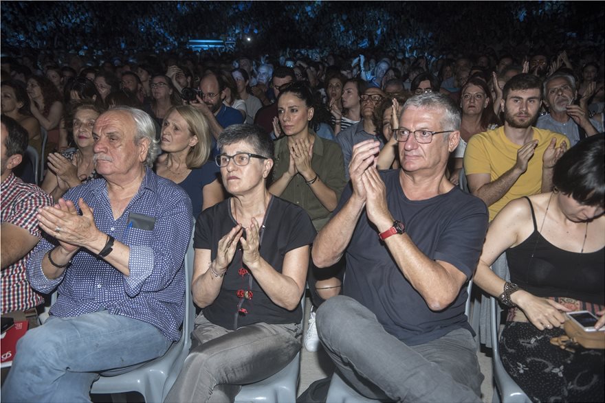 Η τελευταία συγκινητική συναυλία του Θάνου Μικρούτσικου - Δείτε βίντεο - Φωτογραφία 19