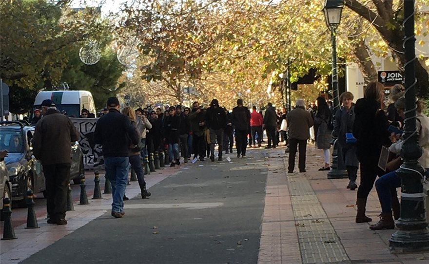 Οι αντιεξουσιαστές αποκεντρώνονται: Πορεία στη χριστουγεννιάτικη Κηφισιά και στο Mall στο Μαρούσι - Φωτογραφία 4