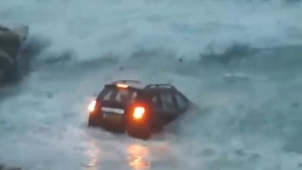 Αυτοκίνητο στα μανιασμένα κύματα - διασώθηκε ο οδηγός - Φωτογραφία 1