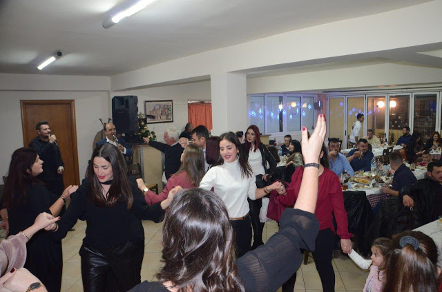 Με επιτυχία ο χειμερινός χορός του Συλλόγου Πηγαδίων «Η ΜΑΝΙΝΑ», στο κέντρο «Η ΟΥΝΤΡΑ», στο Πεντάλοφο - [ΦΩΤΟ] - Φωτογραφία 6