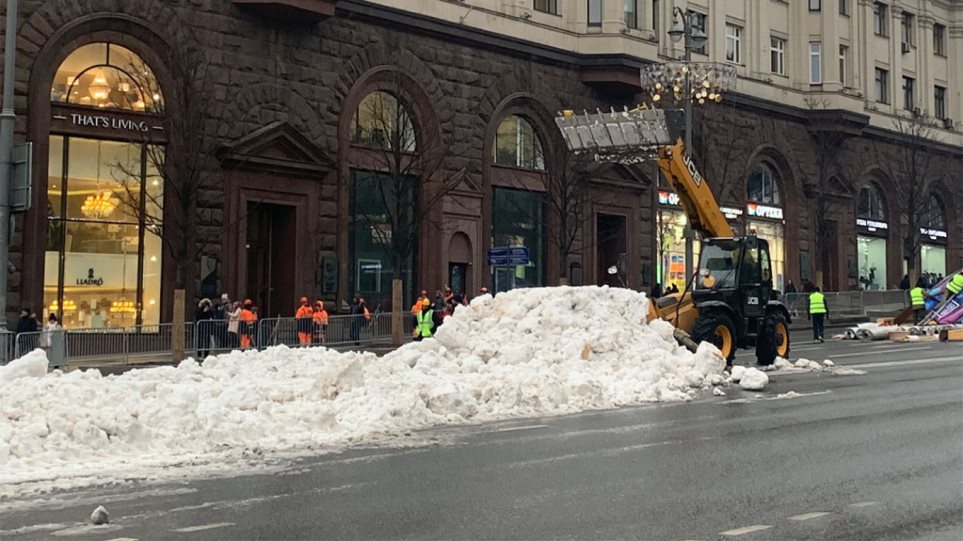 Μόσχα: Έφεραν τεχνητό χιόνι για τους εορτασμούς της Πρωτοχρονιάς - Φωτογραφία 1