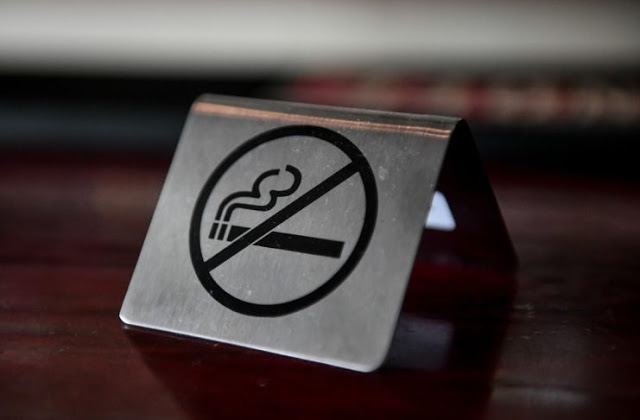 Οι Έλληνες κόβουν το κάπνισμα σε κλειστούς χώρους... - Φωτογραφία 1