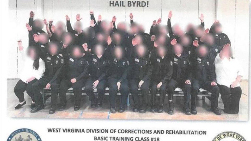 ΗΠΑ: Ο ναζιστικός χαιρετισμός φέρνει απόλυση για 30 εκπαιδευόμενους φρουρούς φυλακών - Φωτογραφία 1