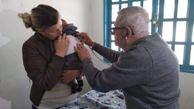 Παιδίατρος 92 χρονών εξετάζει φτωχά παιδιά δωρεάν. Θα πεθάνω προσφέροντας, λέει ο ίδιος - Φωτογραφία 2