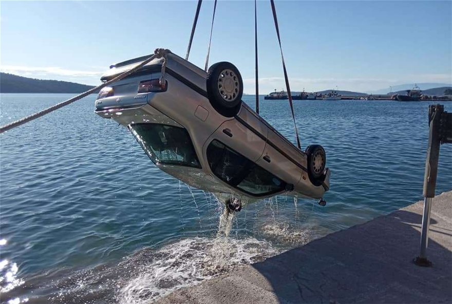 Αυτοκίνητο έπεσε στο λιμάνι - Φωτογραφία 4