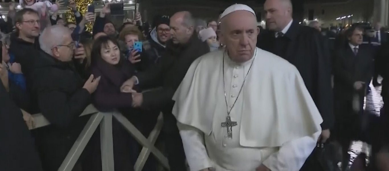 Έξαλλος ο Πάπας: Χαστούκισε το χέρι πιστής που δεν τον άφηνε! (βίντεο) - Φωτογραφία 1