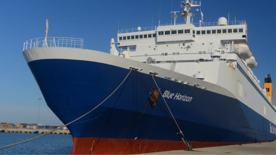 Ηράκλειο: Προσέκρουσε στο λιμάνι το πλοίο blue Horizon με 428 επιβάτες - Φωτογραφία 1