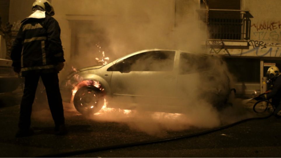 Έκαψαν δύο αυτοκίνητα στα Άνω Πετράλωνα - Φωτογραφία 1
