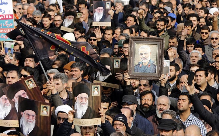 Πλήθος κόσμου στους δρόμους της Βαγδάτης για την κηδεία Σουλεϊμανί - Φωτογραφία 1