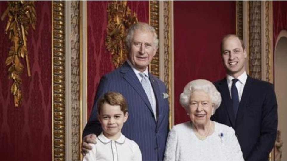 Η βασίλισσα Ελισάβετ με τους τρεις διαδόχους του στέμματος: To πορτρέτο της βασιλικής οικογένειας για τη νέα δεκαετία - Φωτογραφία 1