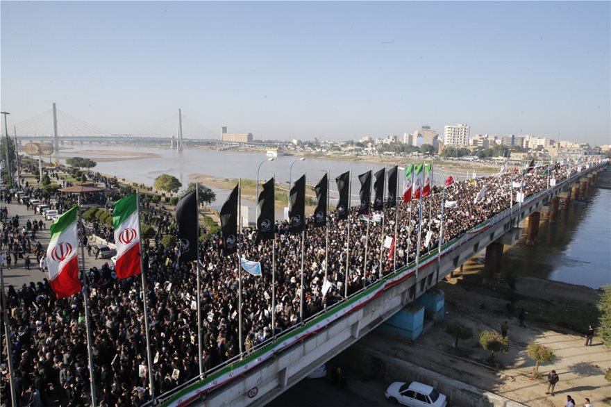 Στο Ιράν η σορός του Σουλεϊμανί: Λαοθάλασσα στις τελετές μνήμης - Φωτογραφία 2