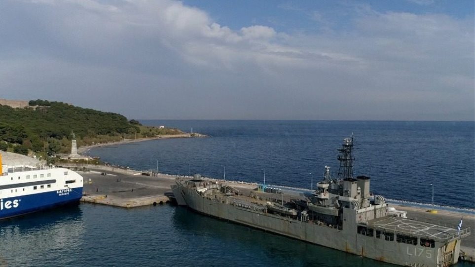 Στο λιμάνι Μυτιλήνης το αρματαγωγό Ικαρία για πρόσφυγες - Φωτογραφία 1