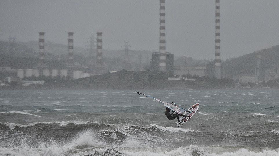 Ηφαιστίων: Θαρραλέος άνδρας αγνοεί την κακοκαιρία και κάνει... windsurfing στο Λαύριο! - Φωτογραφία 1