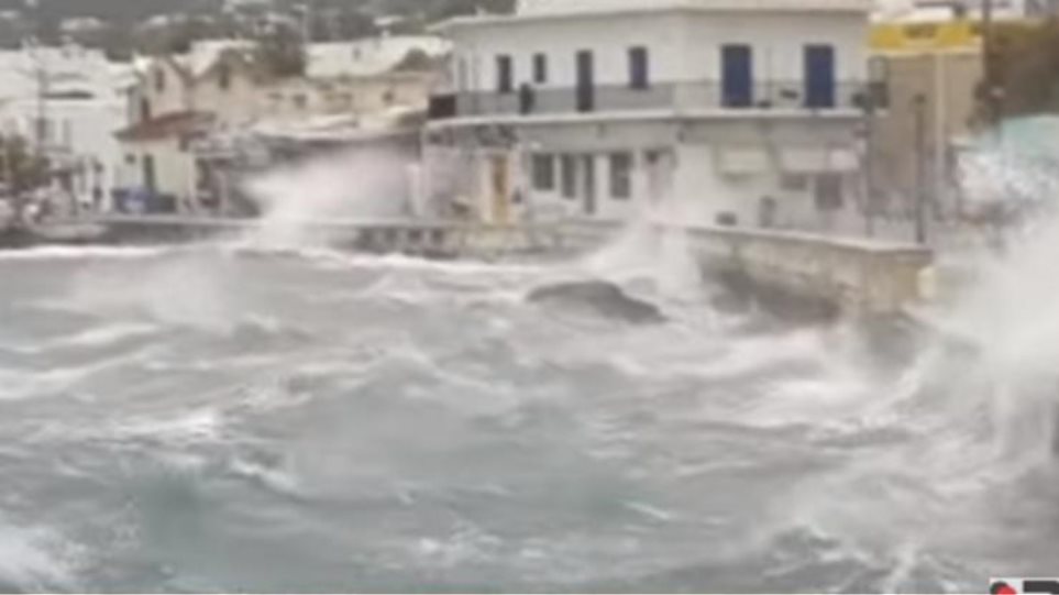 Κακοκαιρία - Πάρος: Τεράστια κύματα «κατάπιαν» παραλίες - Φωτογραφία 1