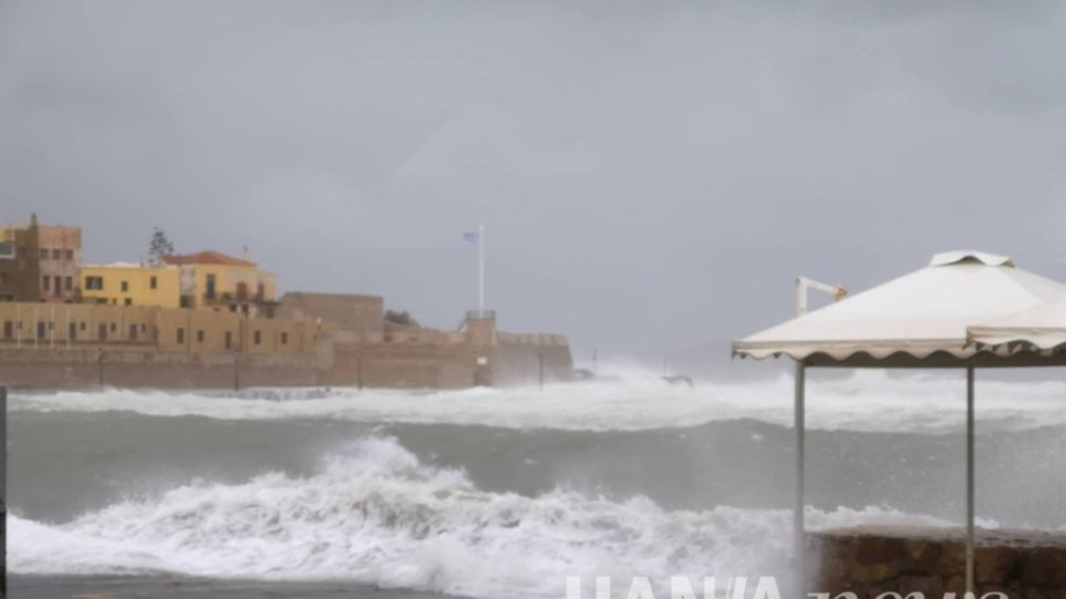 «Ηφαιστίων»: Μανιασμένα κύματα «κατάπιαν» το παλιό λιμάνι στα Χανιά - Φωτογραφία 1