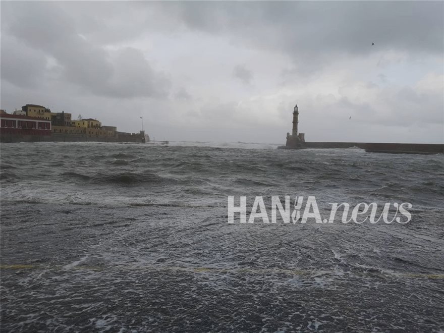 «Ηφαιστίων»: Μανιασμένα κύματα «κατάπιαν» το παλιό λιμάνι στα Χανιά - Φωτογραφία 5