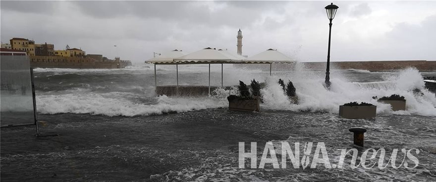 «Ηφαιστίων»: Μανιασμένα κύματα «κατάπιαν» το παλιό λιμάνι στα Χανιά - Φωτογραφία 8