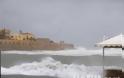 «Ηφαιστίων»: Μανιασμένα κύματα «κατάπιαν» το παλιό λιμάνι στα Χανιά