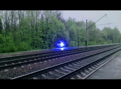 Παράξενο σφαιρικό αντικείμενο διασχίζει σιδηροδρομικές γραμμές (Βίντεο) - Φωτογραφία 1
