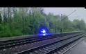 Παράξενο σφαιρικό αντικείμενο διασχίζει σιδηροδρομικές γραμμές (Βίντεο)