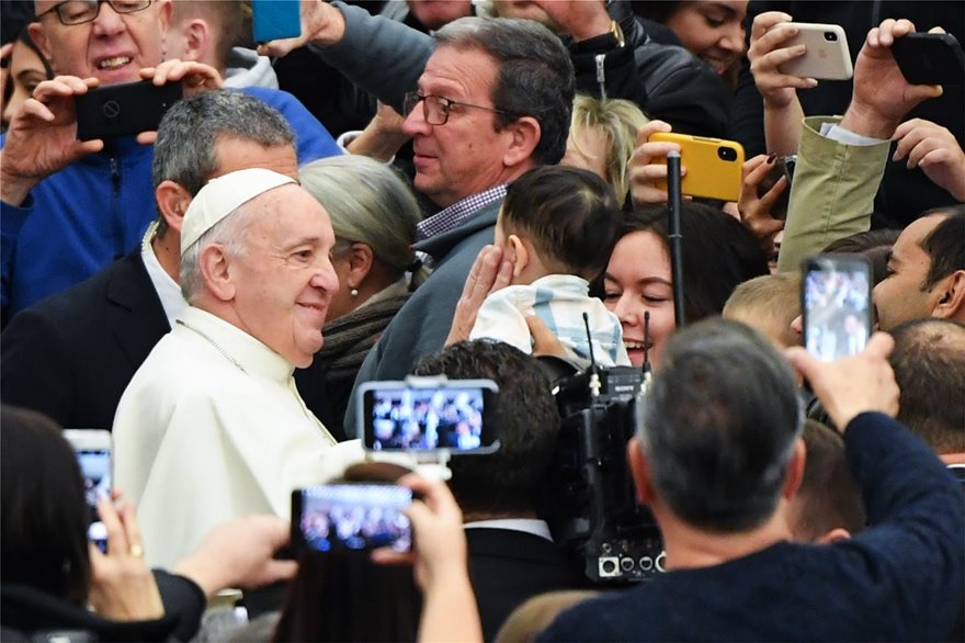 Πάπας Φραγκίσκος: «Θα σε φιλήσω, αλλά μην με δαγκώσεις» είπε αστειευόμενος σε Αφρικανή καλόγρια - Φωτογραφία 2