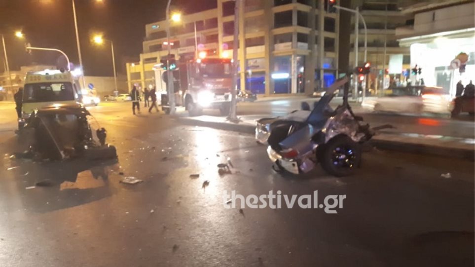Κινηματογραφική καταδίωξη στη Θεσσαλονίκη: Όχημα διακινητών έκοψε στα δύο ΙΧ - Φωτογραφία 1