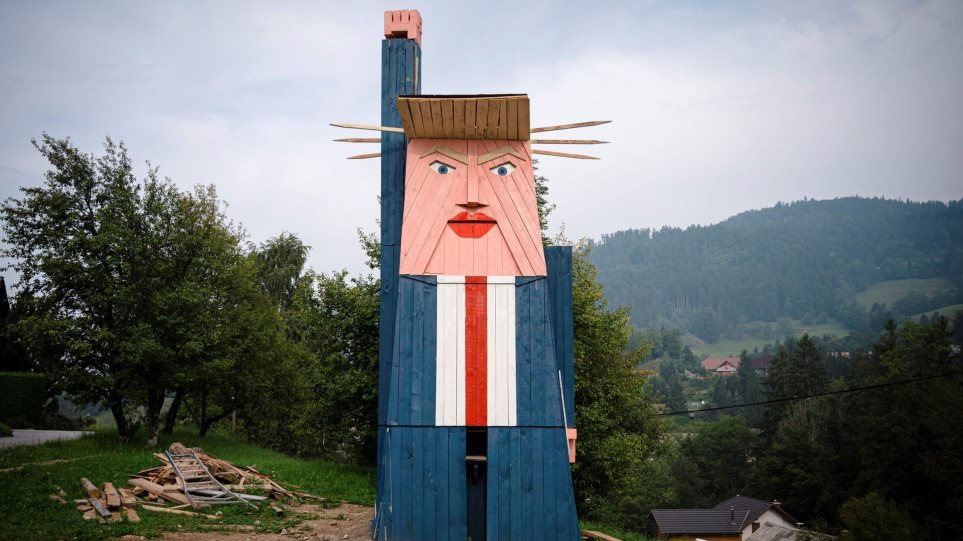 Σλοβενία: Έκαψαν ξύλινο άγαλμα με τον διπρόσωπο Τραμπ - Δείτε βίντεο - Φωτογραφία 1