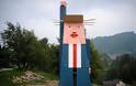 Σλοβενία: Έκαψαν ξύλινο άγαλμα με τον διπρόσωπο Τραμπ - Δείτε βίντεο