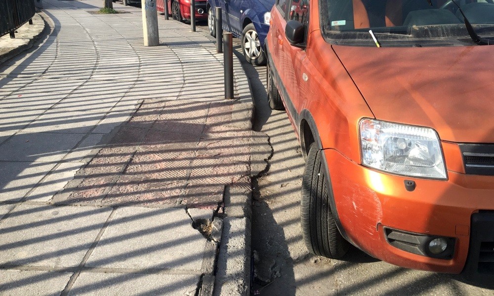 Οι Έλληνες παρκάρουν τα οχήματά τους όπου να ‘ναι! - Φωτογραφία 1