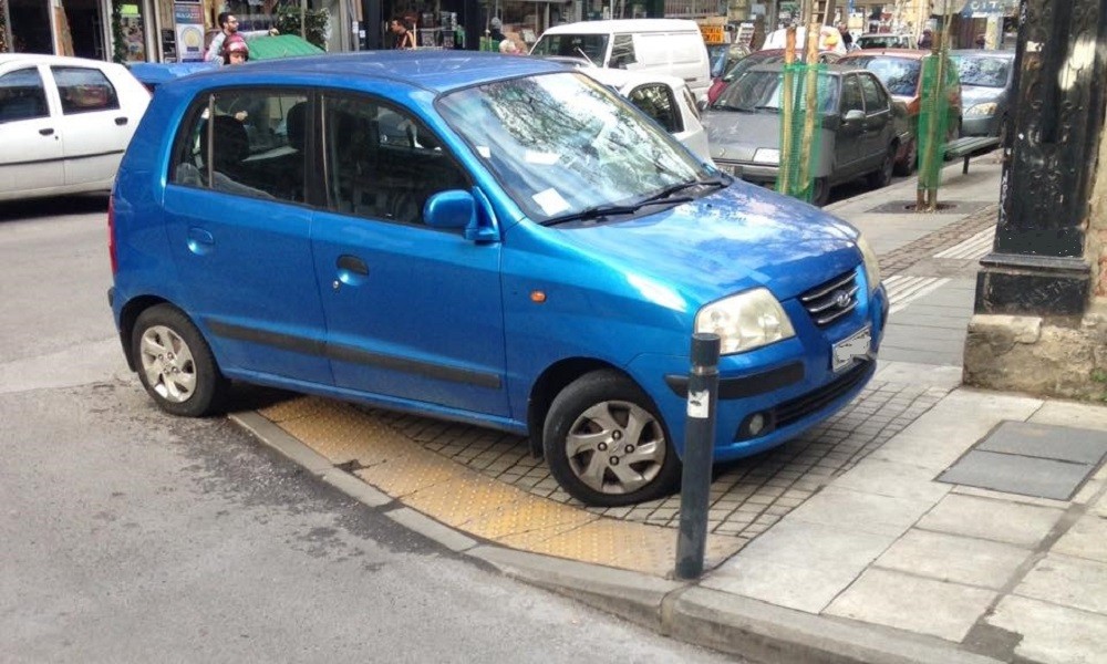 Οι Έλληνες παρκάρουν τα οχήματά τους όπου να ‘ναι! - Φωτογραφία 2