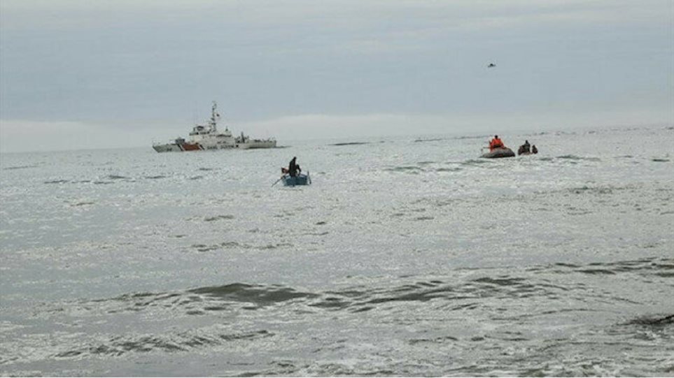 Τρεις αγνοούμενοι από τη σύγκρουση αλιευτικού με πετρελαιοφόρο στον Βόσπορο - Φωτογραφία 1