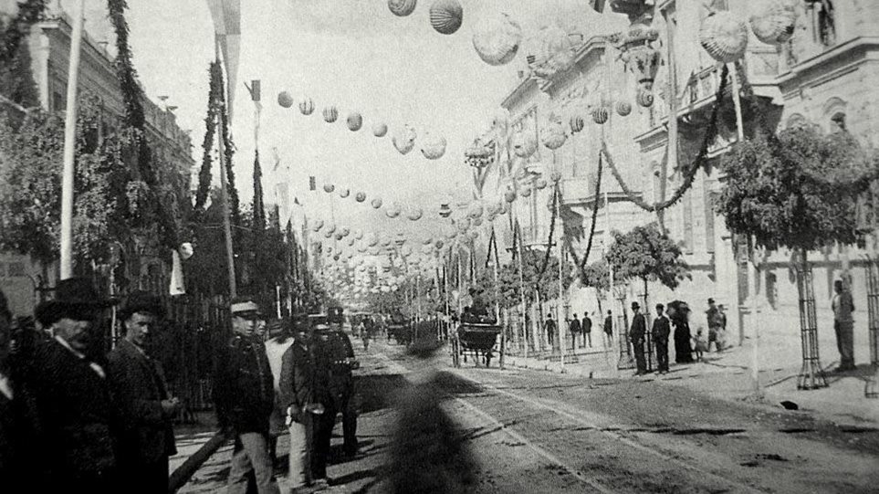 Εικόνες ανθρωπιάς αλλά και ασέβειας στην οδό Σταδίου - Φωτογραφία 1