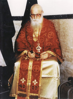 Ο πατήρ Ιερόθεος Σουρβανός και ο Άγιος Πορφύριος - «Έρχομαι και του κάνω παρέα. Κάθομαι στ' αριστερά του μαξιλαριού του» - Φωτογραφία 1