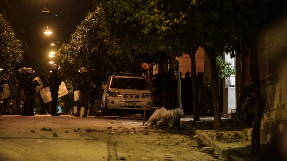 Επιχείρηση της αστυνομίας στο Κουκάκι: Εισβολή αστυνομικών στις καταλήψεις - Φωτογραφία 1