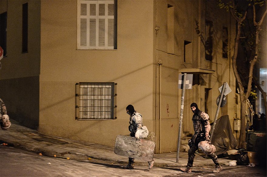 Επιχείρηση της αστυνομίας στο Κουκάκι: Εισβολή αστυνομικών στις καταλήψεις - Φωτογραφία 6