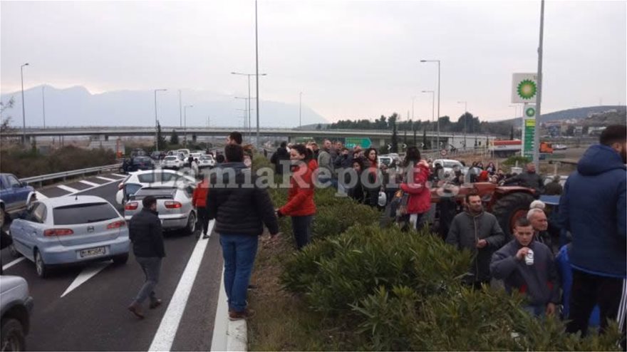 Λαμία: Κάτοικοι έκλεισαν την Εθνική οδό για το hotspot στη Μαυρομαντήλα - Φωτογραφία 1