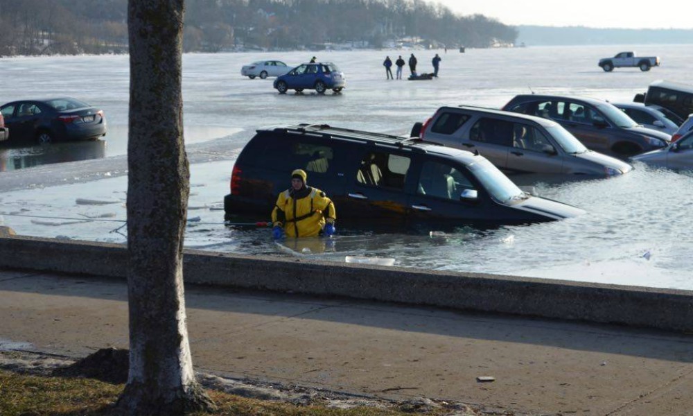 Τα αυτοκίνητα των ψαράδων βυθίστηκαν στην παγωμένη λίμνη (+video) - Φωτογραφία 1