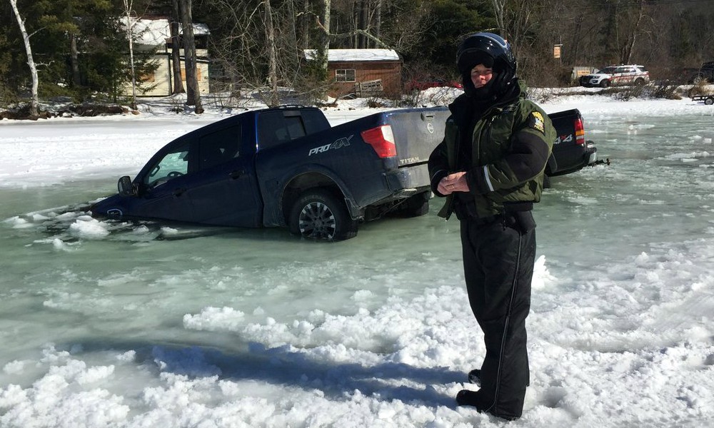 Τα αυτοκίνητα των ψαράδων βυθίστηκαν στην παγωμένη λίμνη (+video) - Φωτογραφία 2