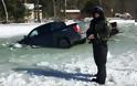 Τα αυτοκίνητα των ψαράδων βυθίστηκαν στην παγωμένη λίμνη (+video) - Φωτογραφία 2