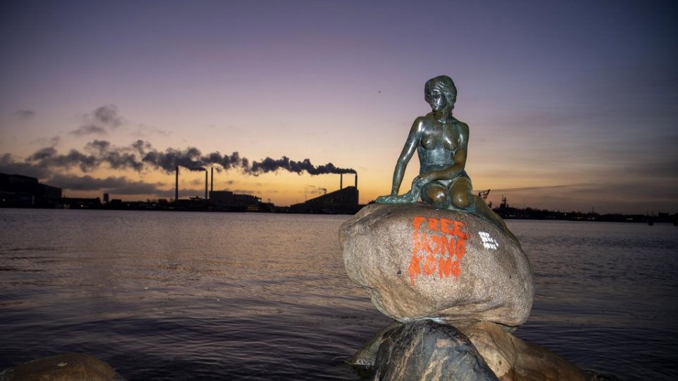 Δανία: Βανδάλισαν τη Γοργόνα γράφοντας «Ελευθερώστε το Χονγκ Κονγκ» - Φωτογραφία 1