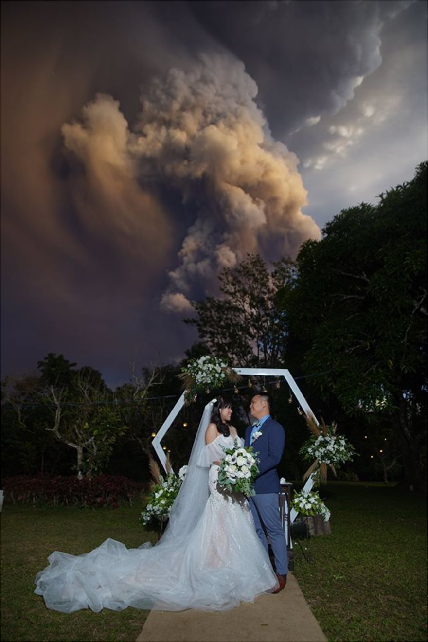 Γάμος -κυριολεκτικά- στη σκιά της έκρηξης του ηφαιστείου (φωτ.) - Φωτογραφία 2