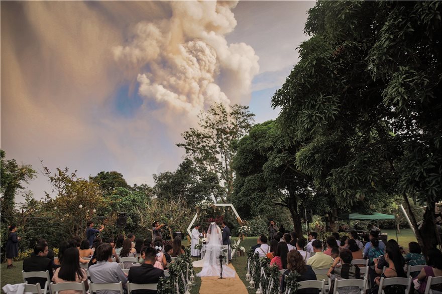 Γάμος -κυριολεκτικά- στη σκιά της έκρηξης του ηφαιστείου (φωτ.) - Φωτογραφία 3